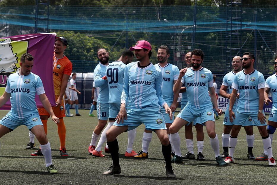 Torneio de futebol reúne centenas de homossexuais no Brasil
