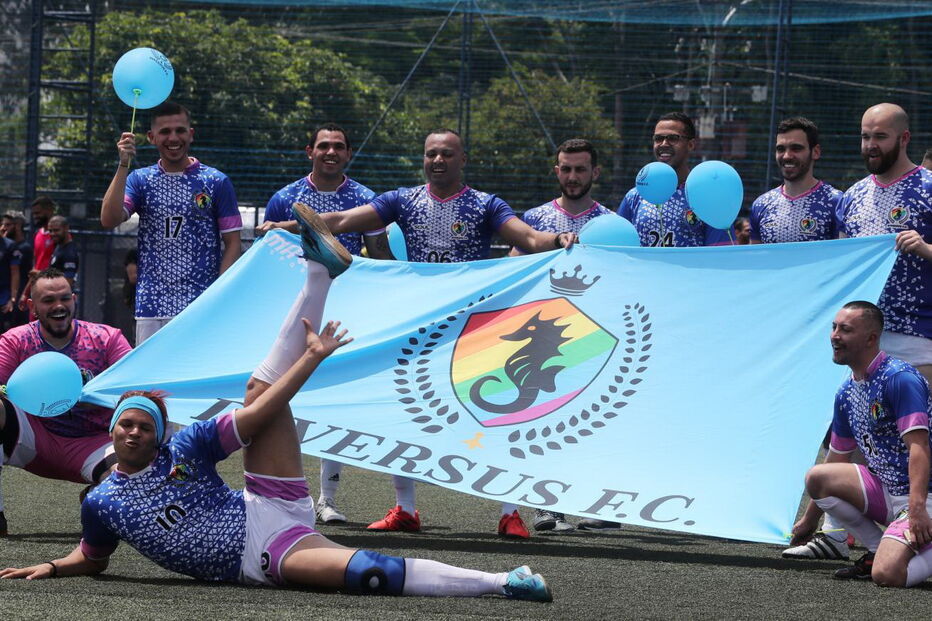 Torneio de futebol reúne centenas de homossexuais no Brasil