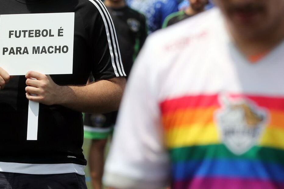 Torneio de futebol reúne centenas de homossexuais no Brasil