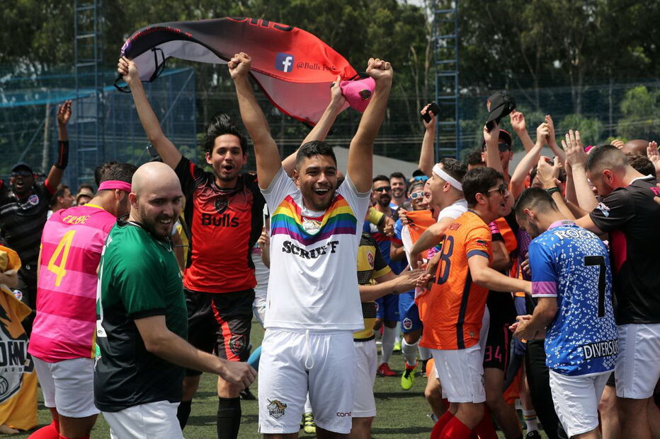 Torneio de futebol reúne centenas de homossexuais no Brasil