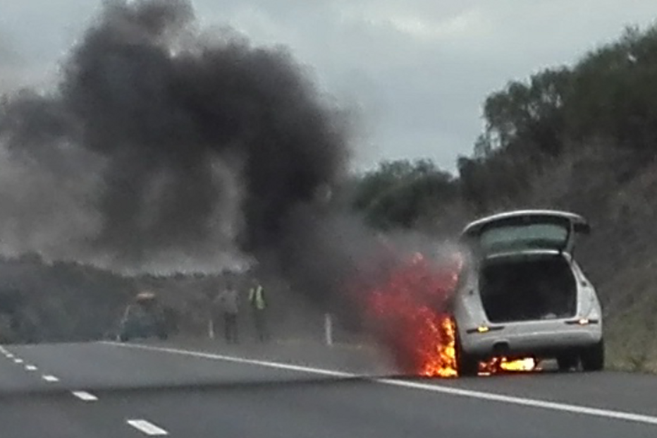 Carro arde na A2 no Algarve