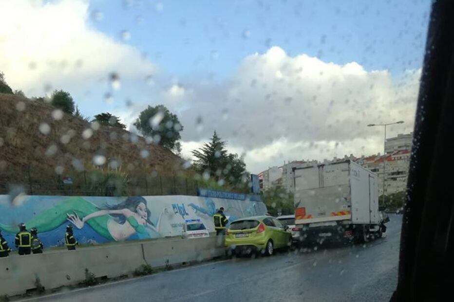 Acidentes na Segunda Circular na zona de Benfica em Lisboa condicionam trânsito nos dois sentidos
