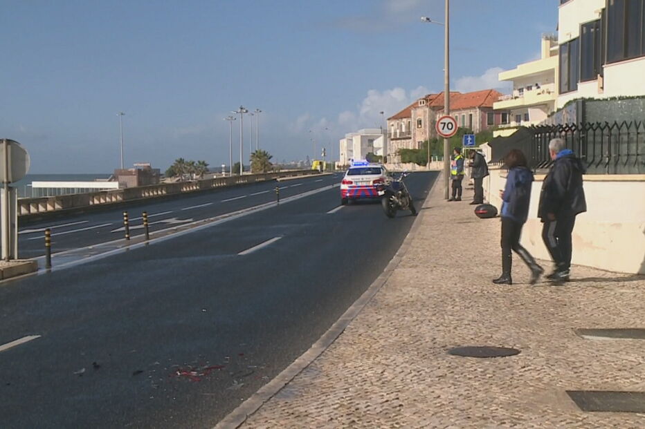 Acidentes cortam Avenida Marginal junto à praia de Carcavelos