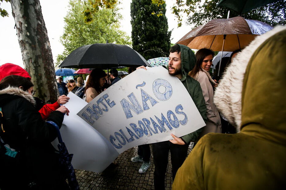 Precários da RTP manifestam-se em frente à sede em Lisboa