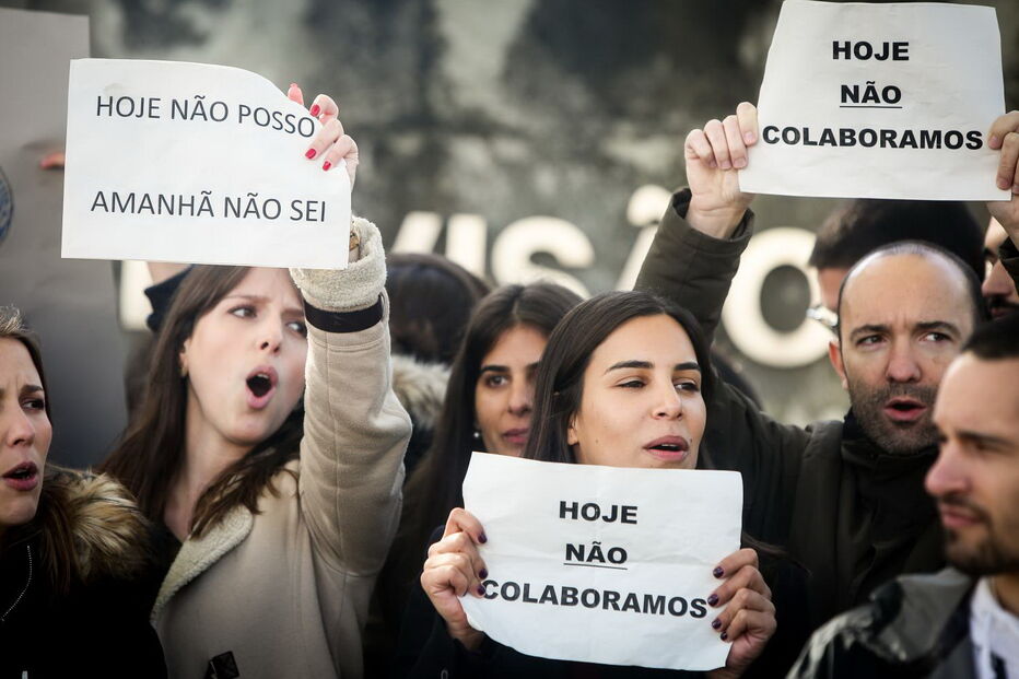 Precários da RTP manifestam-se em frente à sede em Lisboa