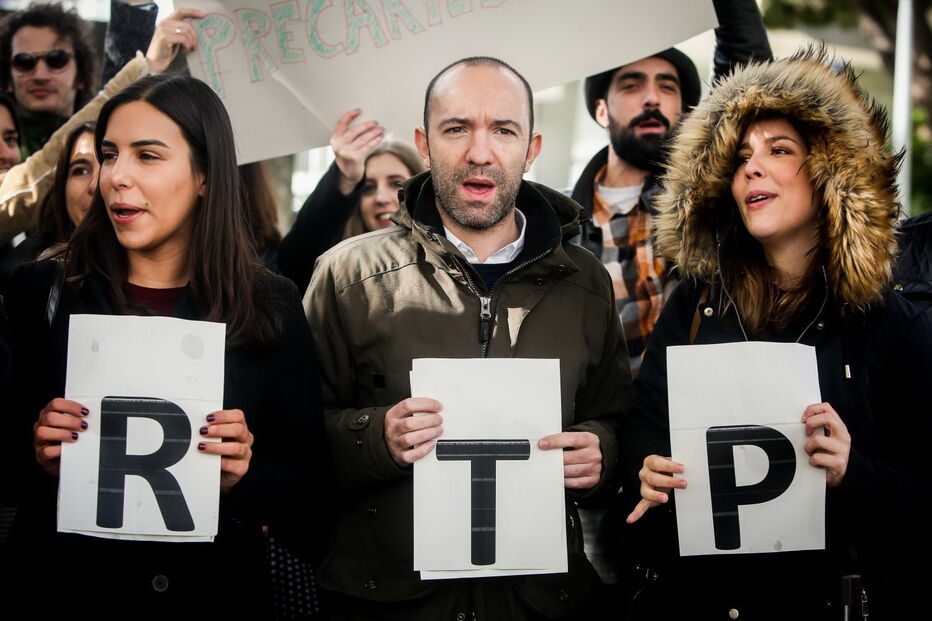 Precários da RTP manifestam-se em frente à sede em Lisboa