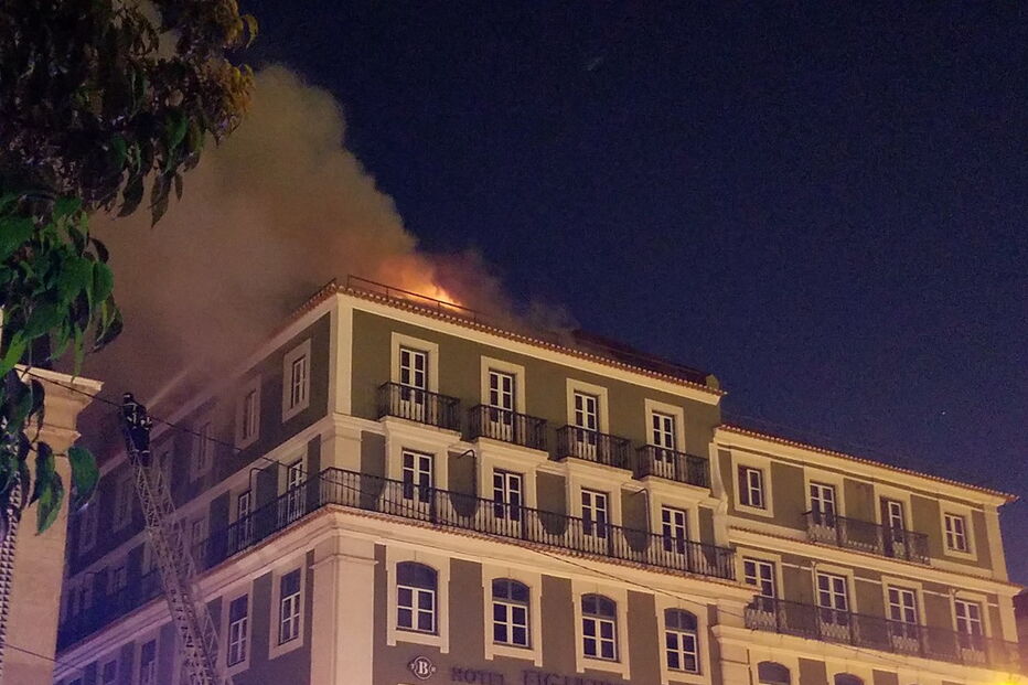 Incêndio em hotel na Praça da Figueira 