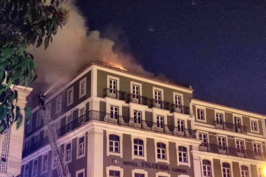 Incêndio em hotel na Praça da Figueira 