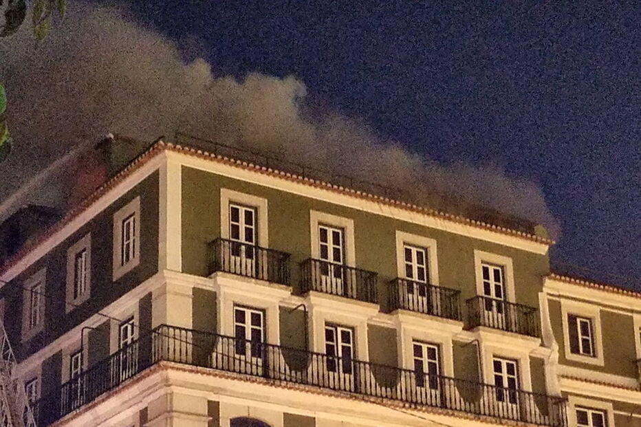 Incêndio em hotel na Praça da Figueira 