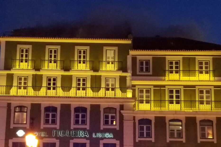 Incêndio em hotel na Praça da Figueira 