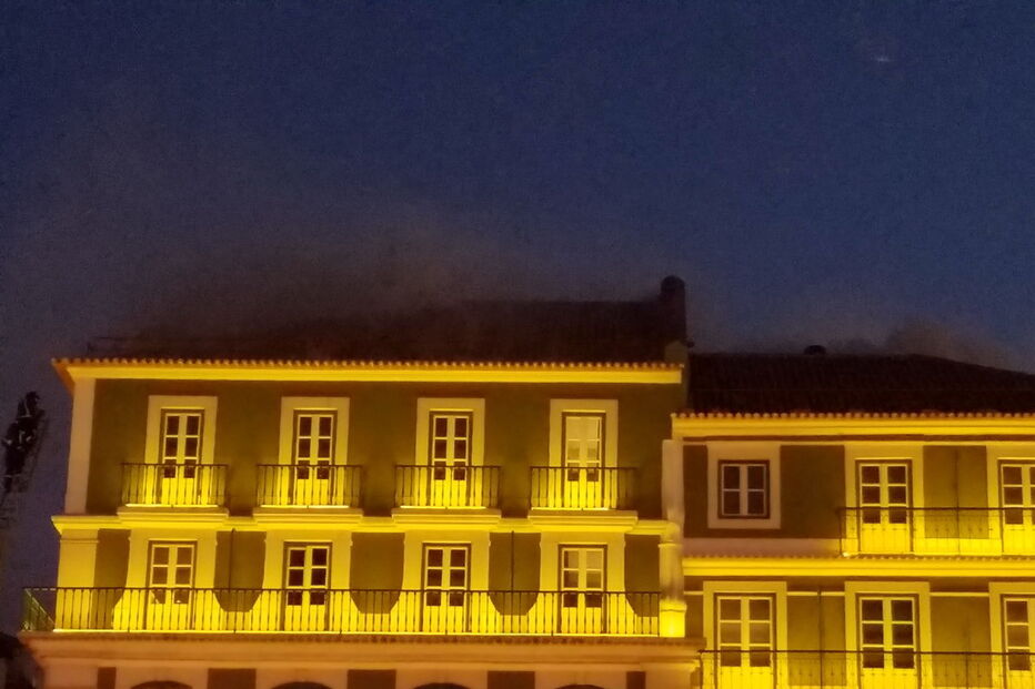 Incêndio em hotel na Praça da Figueira 
