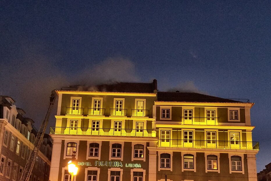 Incêndio em hotel na Praça da Figueira 