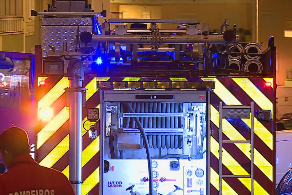 Incêndio deflagra em prédio de Queluz em Sintra