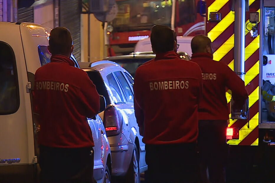Incêndio deflagra em prédio de Queluz em Sintra