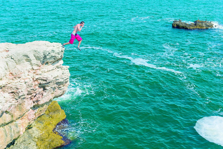 Mergulhos nunca existiram mas os burlões simularam os acidentes em várias zonas do País e no estrangeiro usando uma certidão de óbito falsificada  