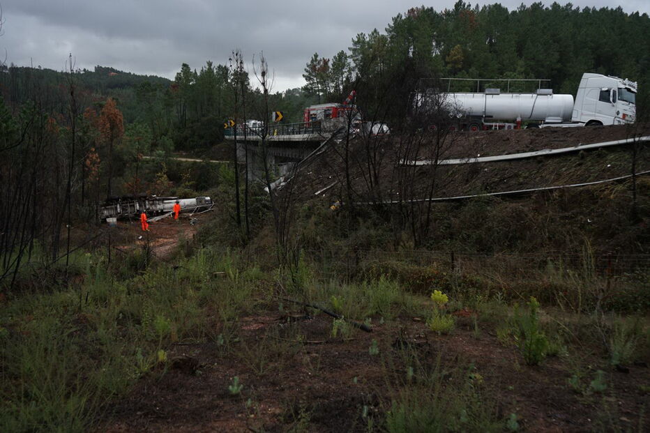 Camião-cisterna que transportava lixívia despistou-se no IC8, provocando ferimentos ligeiros no condutor 
