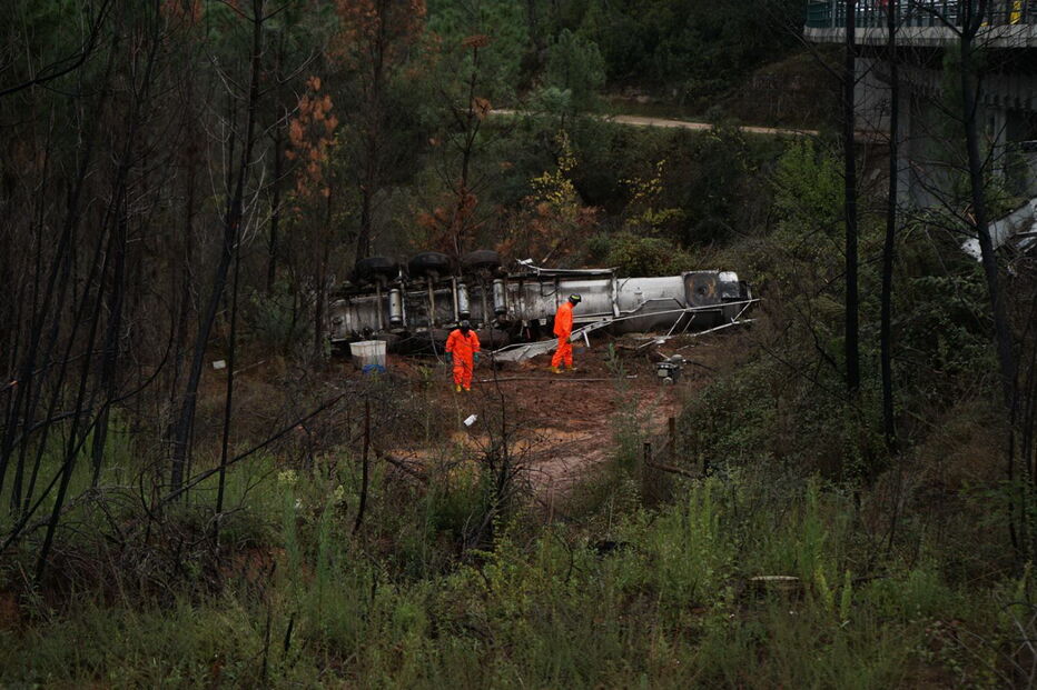 Camião-cisterna que transportava lixívia despistou-se no IC8, provocando ferimentos ligeiros no condutor 