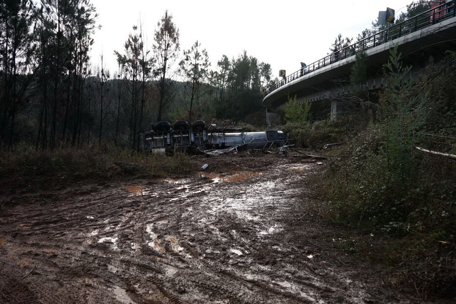 Camião-cisterna que transportava lixívia despistou-se no IC8, provocando ferimentos ligeiros no condutor 