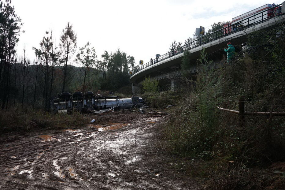 Camião-cisterna que transportava lixívia despistou-se no IC8, provocando ferimentos ligeiros no condutor 