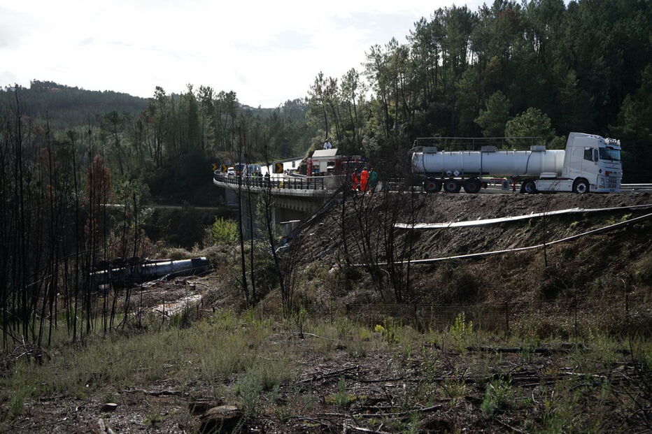 Camião-cisterna que transportava lixívia despistou-se no IC8, provocando ferimentos ligeiros no condutor 