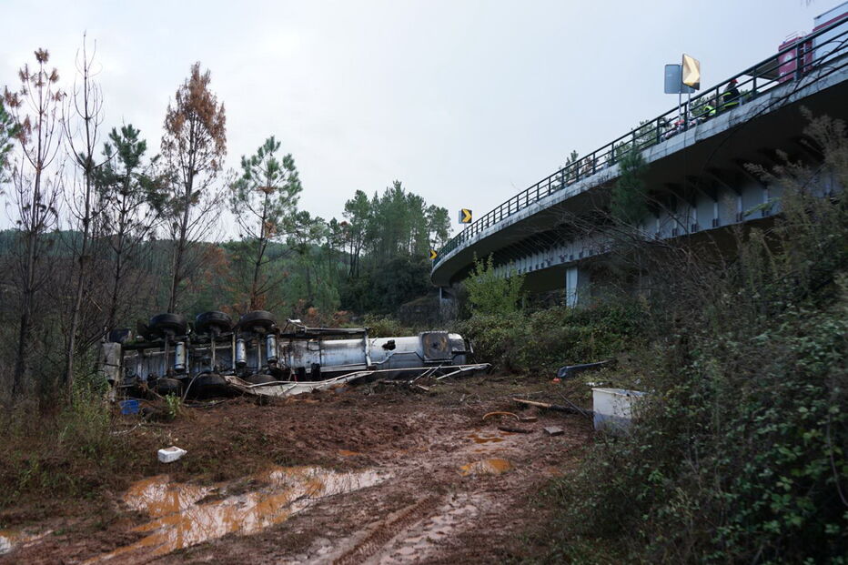 Camião-cisterna que transportava lixívia despistou-se no IC8, provocando ferimentos ligeiros no condutor 