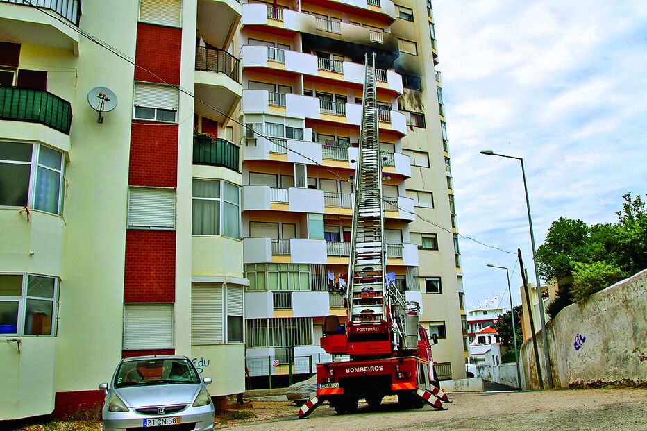 Incêndio ateado com gasolina, provocou explosão no 7º andar do lote 1 da avenida 25 de abril, em Portimão