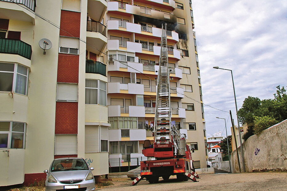 Incêndio ateado com gasolina, provocou explosão no 7º andar do lote 1 da avenida 25 de abril, em Portimão