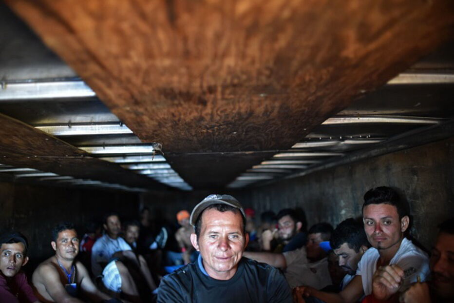 Camiões com migrantes a caminho dos EUA
