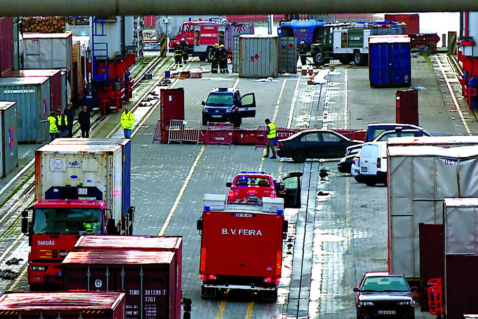 Ácido tóxico em navio derramado no mar do porto de Leixões
