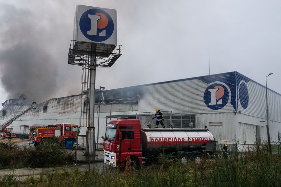 Incêndio em supermercado em Viana do Castelo