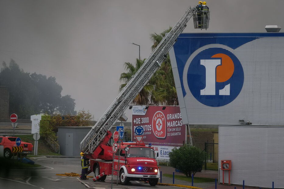 Incêndio em supermercado em Viana do Castelo