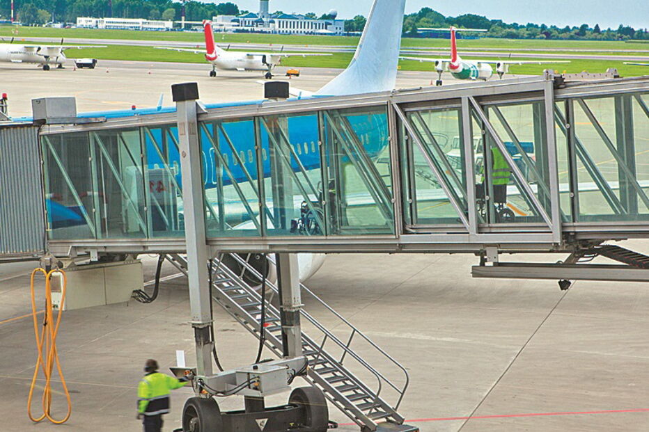 Responsável pela limpeza de aviões furtou carteira de passageira  