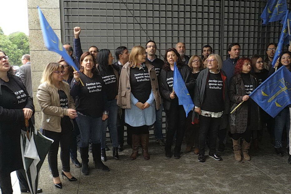 Greve dos funcionários judiciais pára tribunal     