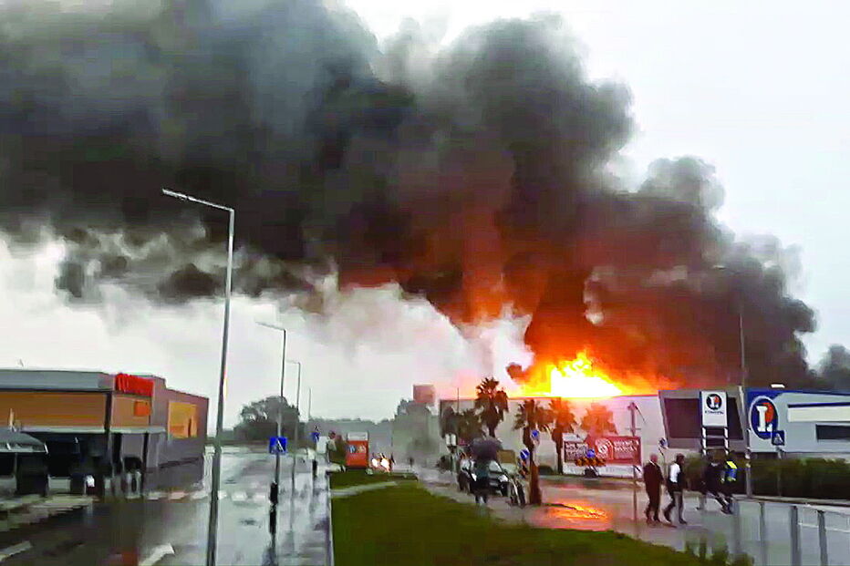 Explosões em armazém do E.Leclerc provocaram algum alarme. PJ foi chamada para investigar as causas do incêndio