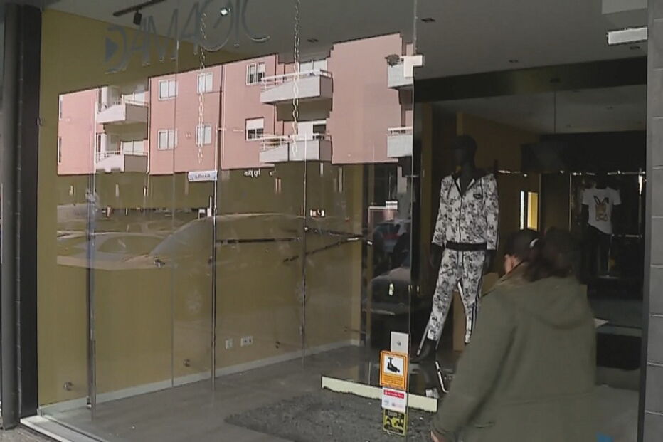 Gang rouba milhares de euros em assalto a loja