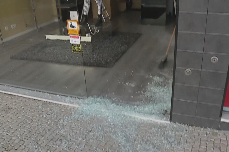 Gang rouba milhares de euros em assalto a loja