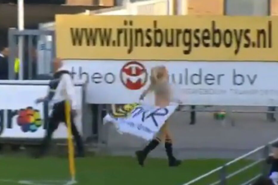 Adeptos contratam 'stripper' para invadir o relvado nua e distrair adversários