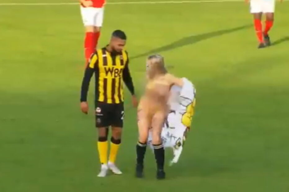 Adeptos contratam 'stripper' para invadir o relvado nua e distrair adversários