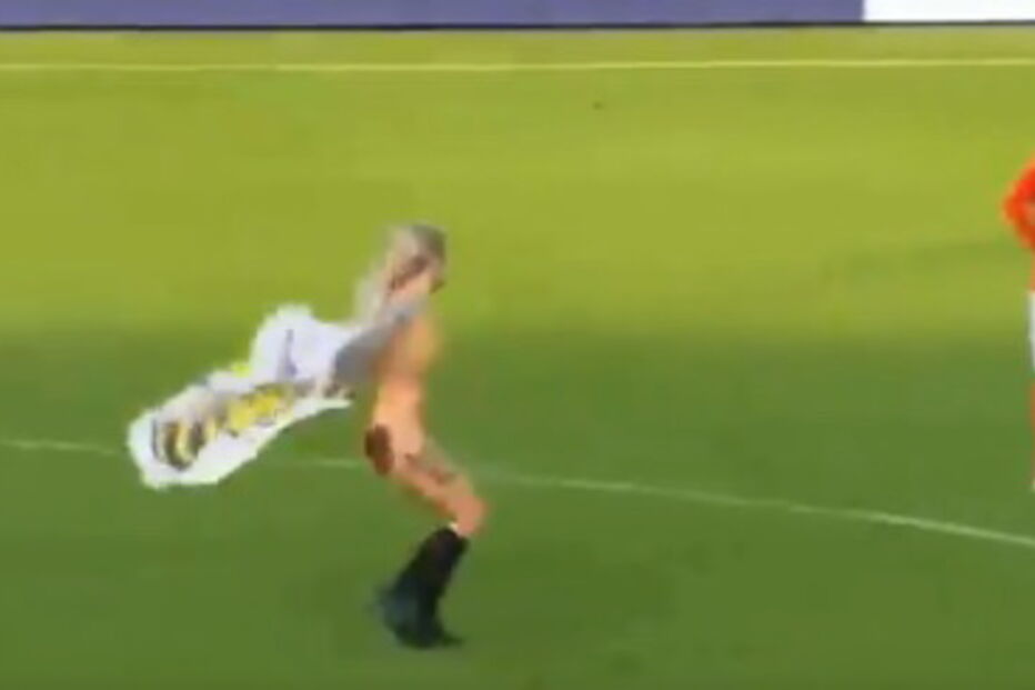 Adeptos contratam 'stripper' para invadir o relvado nua e distrair adversários