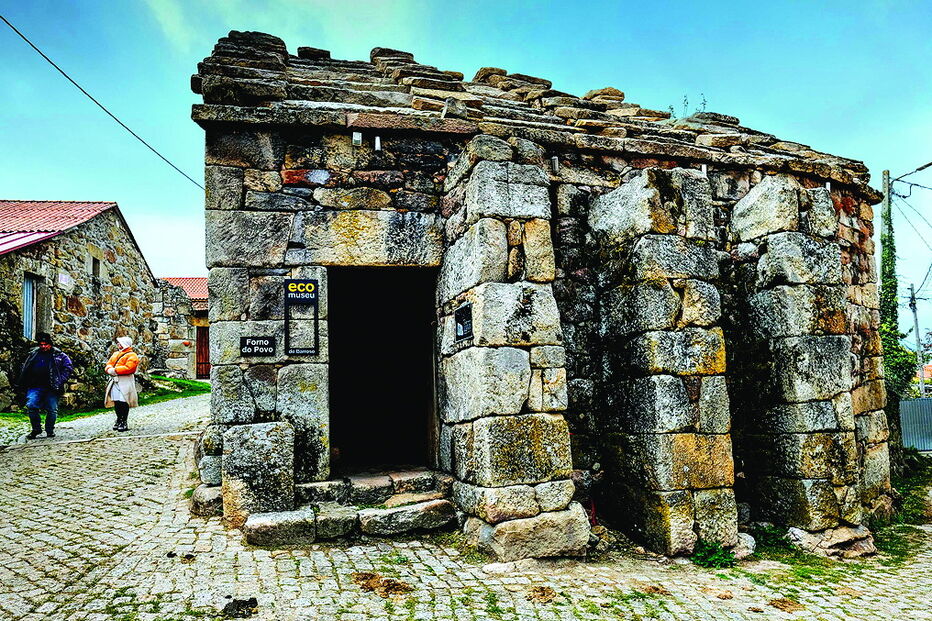 O forno do povo é um museu, mas ainda funciona