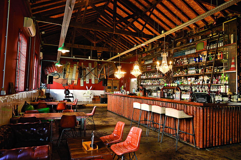 Restaurante Mundet Factory. Fica nas instalações da antiga corticeira 