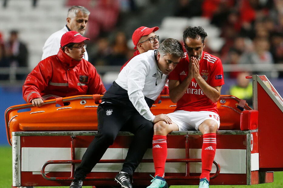 Jonas retirado de campo para ser assistido no Benfica - Ajax