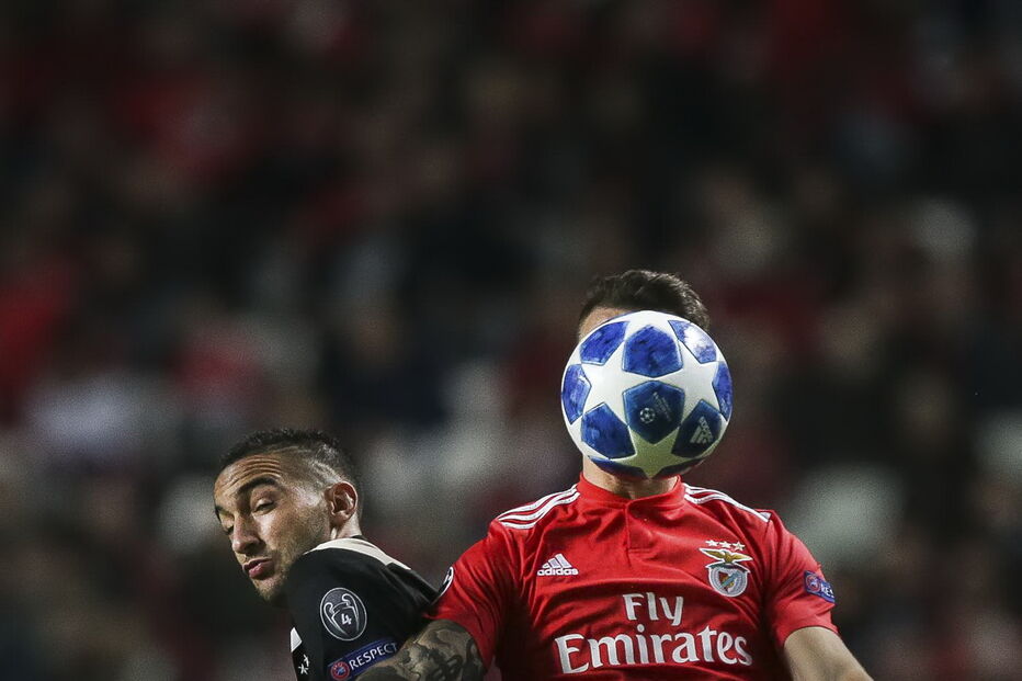 Grimaldo disputa a bola com Ziyech no Benfica - Ajax