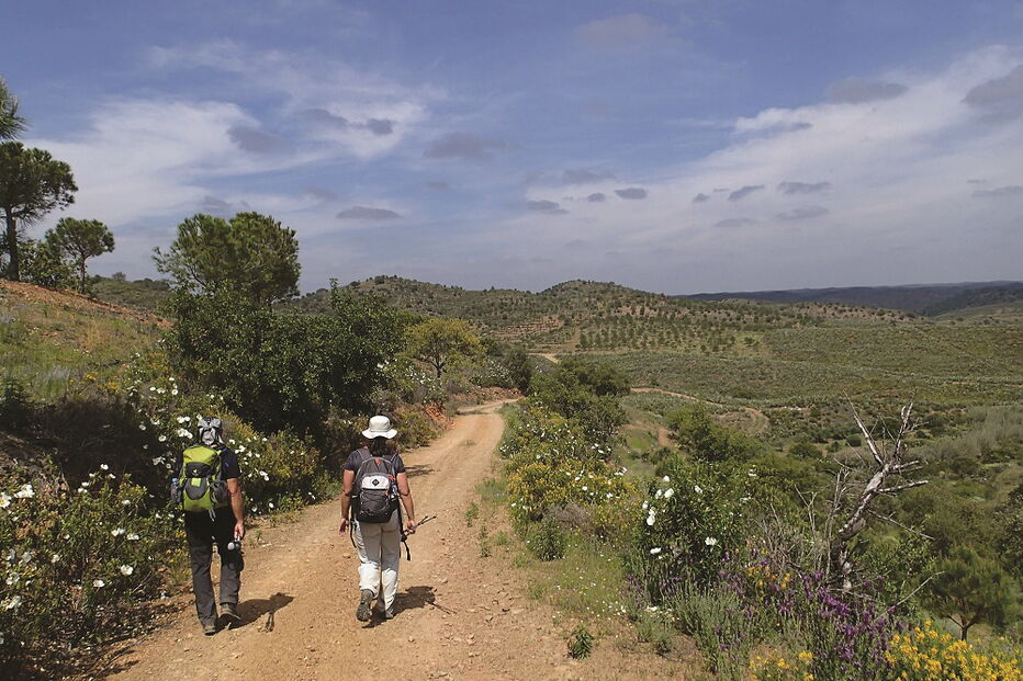 Atravessar o Algarve de nascente a poente por serras e trilhos