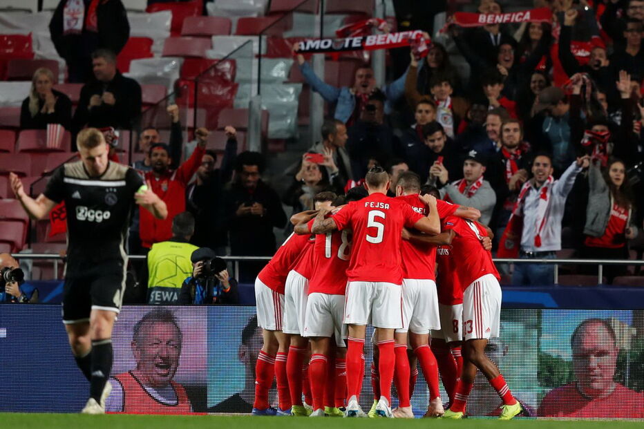 Jogadores do Benfica celebram golo marcado ao Ajax