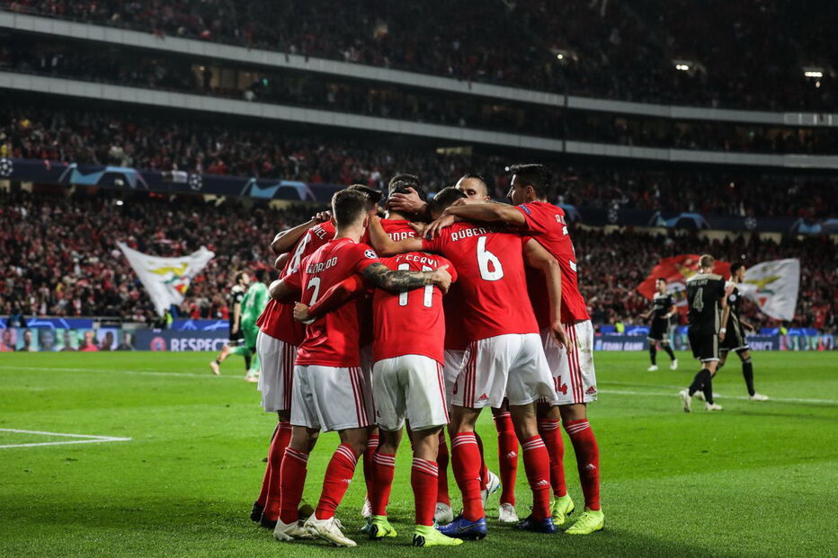 Jogadores do Benfica celebram golo marcado ao Ajax