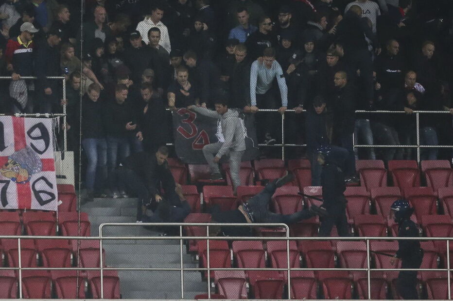 Polícia carrega sobre adeptos do Ajax no Estádio da Luz