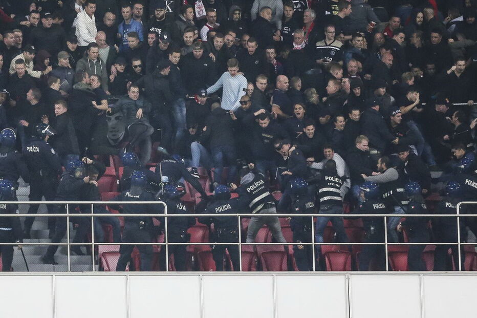 Polícia carrega sobre adeptos do Ajax no Estádio da Luz