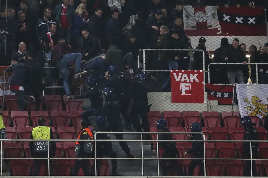 Polícia carrega sobre adeptos do Ajax no Estádio da Luz