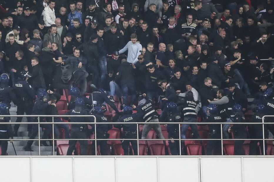 Polícia carrega sobre adeptos do Ajax no Estádio da Luz